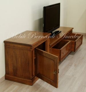 Mobile da soggiorno per Tv in legno massiccio costruito su misura con anta e cassetti stile arte povera